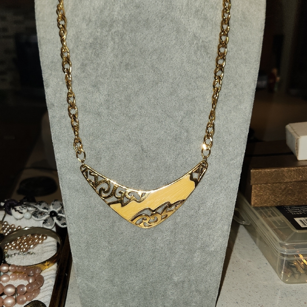 Elegant Gold Necklace with Intricate Design
